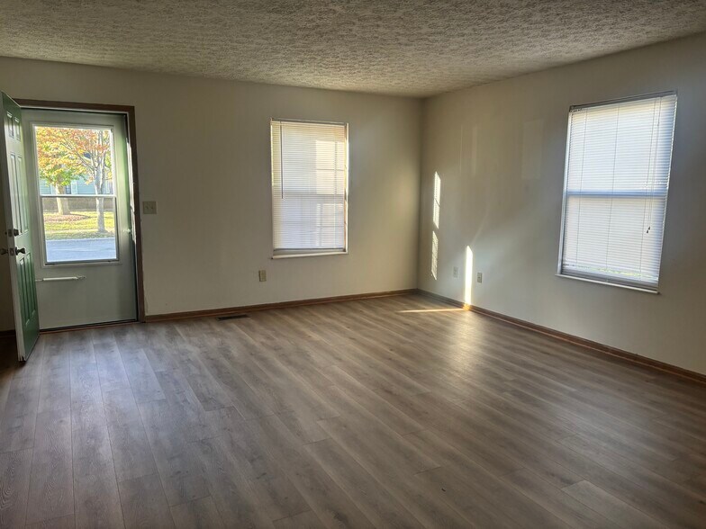 Building Photo - 2404 Deerfield Dr