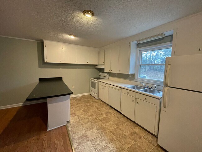 Building Photo - 347 Sunset Dr