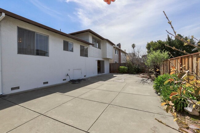 Building Photo - 4 Bed / 3 Bath Foster City home with great...