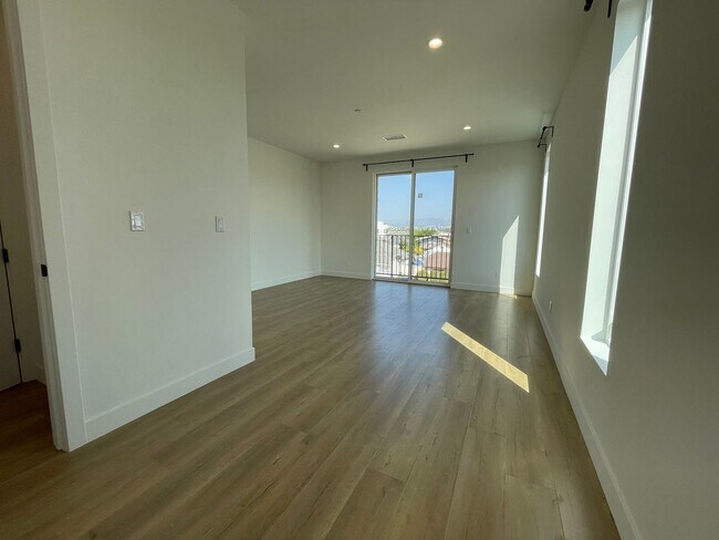 Building Photo - JUST COMPLETED MODERN TOWNHOMES! Never Liv...