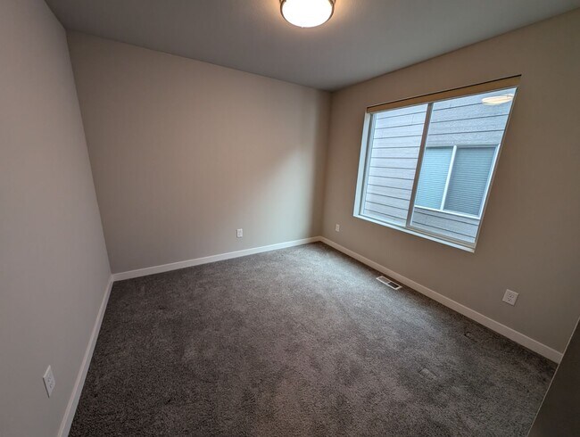 Building Photo - Pristine Bremerton 3 Bedroom Home AVAILABL...