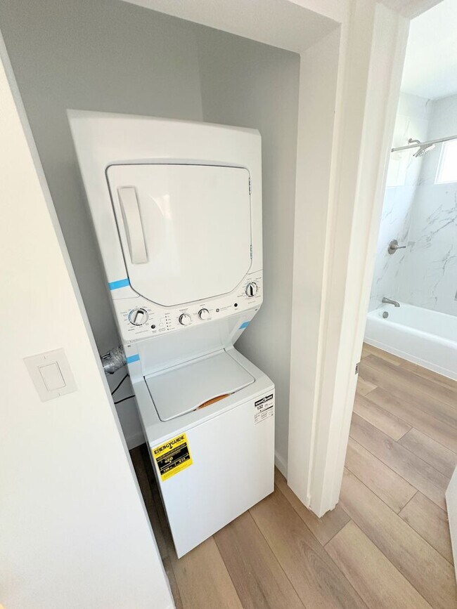 Building Photo - 2bd/1ba in Sherman Oaks w/ parking, washer/dryer in unit!