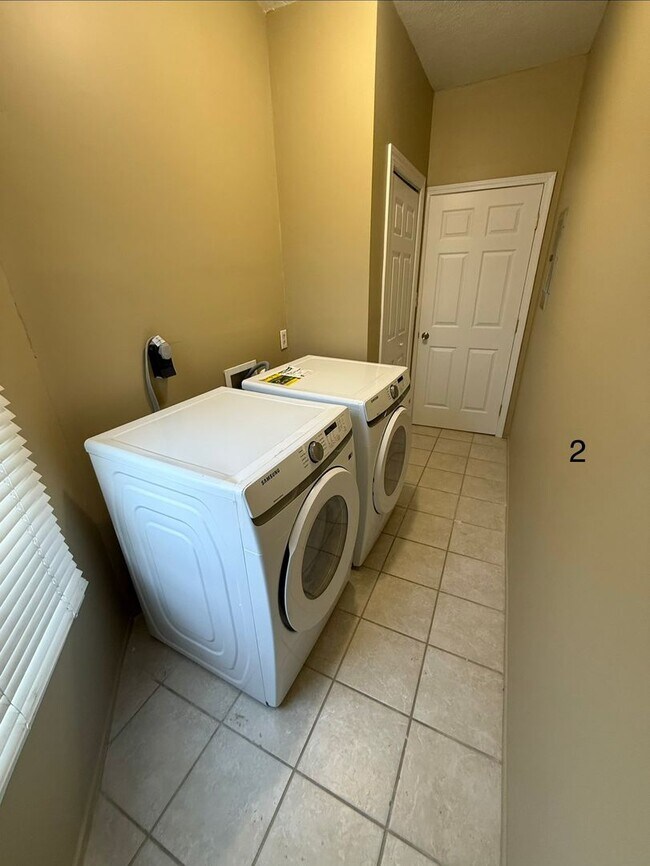 Building Photo - 711 W Maxwell St