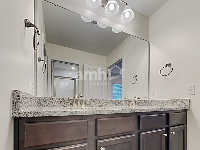 Building Photo - 608 W Lionel Rd