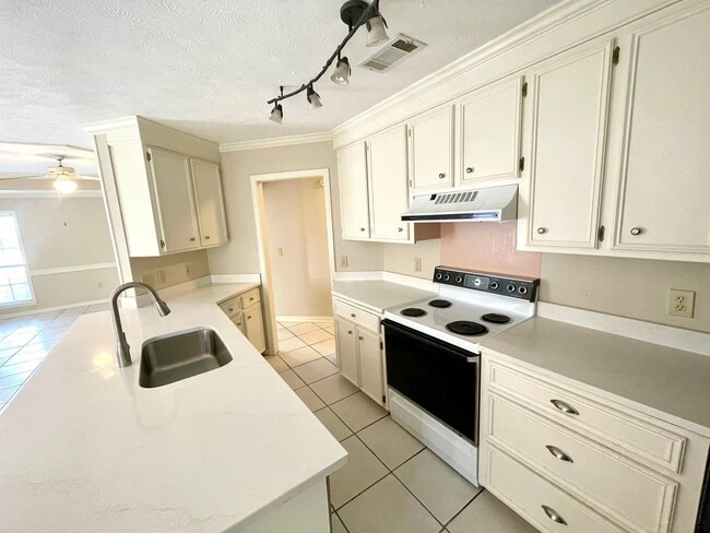 Building Photo - 3/2 Available for Rent in Madison! Cobbles...