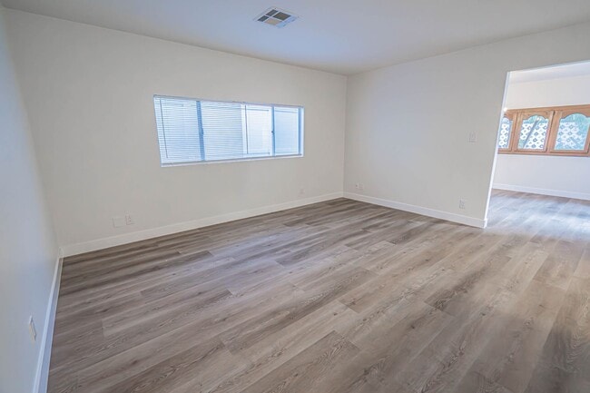 Building Photo - 3-Bedroom Home with Dog Run and Private Yard in Santa Clarita!