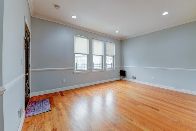 Building Photo - 572 Liberty Ave