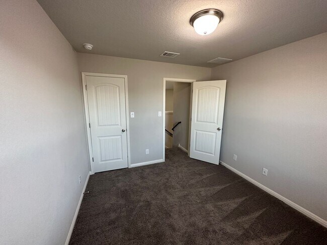 Building Photo - GORGEOUS 4BR 2.5 BATH WITH LOTS OF NEIGHBO...