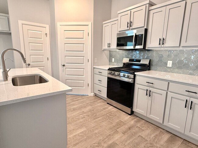 Building Photo - **Gorgeous Newer Build! 3 Bed 2 Bath**