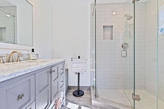 Building Photo - Beautiful Rustic Contemporary Duplex in Cu...