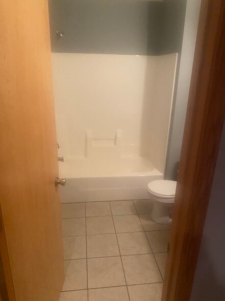 Building Photo - 501 Creekside Dr