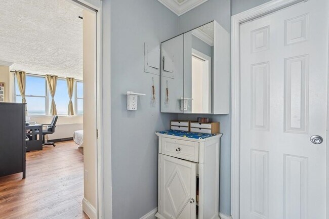 Building Photo - 6040 BLVD E