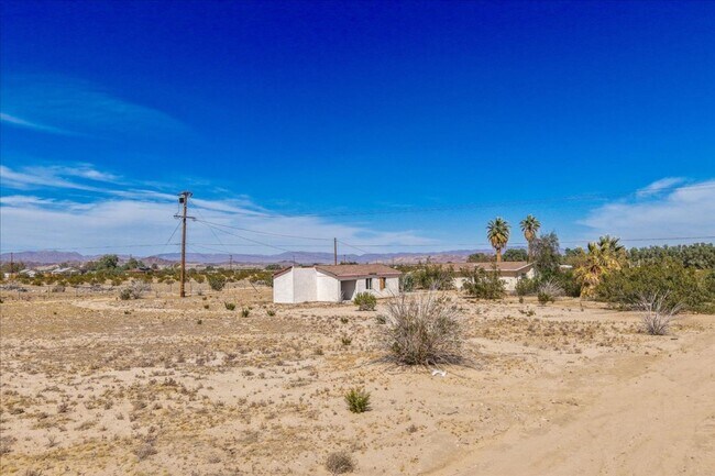 Building Photo - 2 Bedroom Home on 1.8 Acre Lot