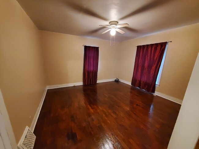 Building Photo - Cute 2 bedroom with garage & fence in back...