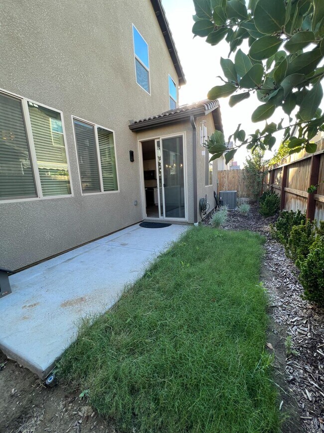 Building Photo - 1394 E Via Dorata Way