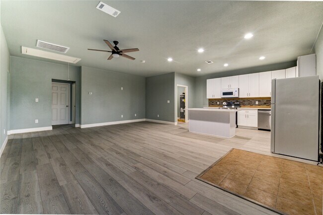 Building Photo - 4323 Continental Dr