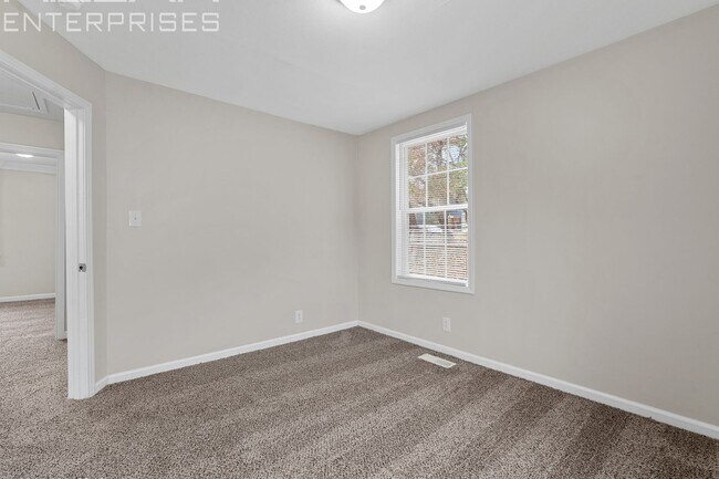 Building Photo - Charming 2-Bedroom Home on Quiet Valley View Circle - Enjoy Your First Month FREE with a 13-Month...