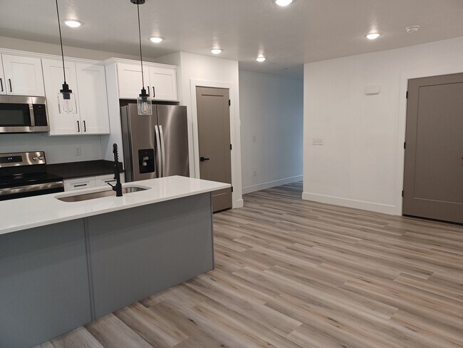 Building Photo - 815 W 100 S