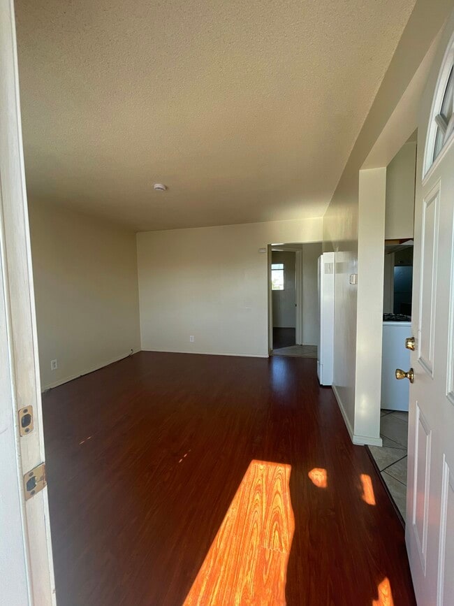 Building Photo - 1023 E 12th St