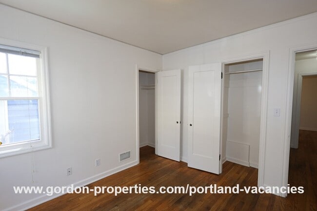 Building Photo - SE 57th Ave - 5 bedroom home with fireplac...