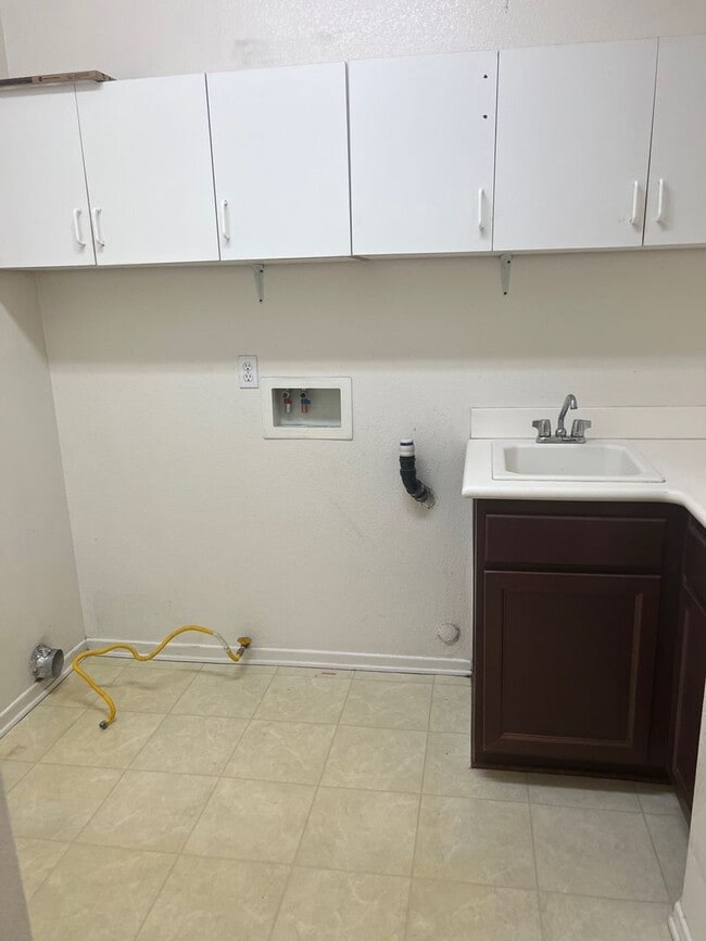 Building Photo - Wonderful Eastlake Townhome, 3 bedroom, 2.5 bath home, 2 car garage!