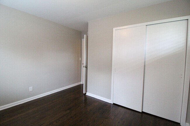 Building Photo - 3 Bedroom 1 Bath Home In Overland Park
