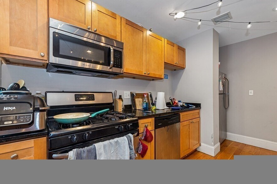 Building Photo - 44 Hillside St