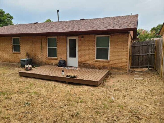 Building Photo - 1824 N Kaye Dr