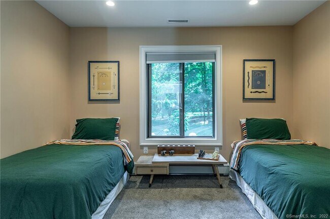 Building Photo - 8 Cedar Point Dr