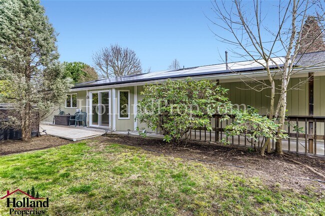Building Photo - Gorgeous 3 Bedroom Home with SwimSpa Avail...