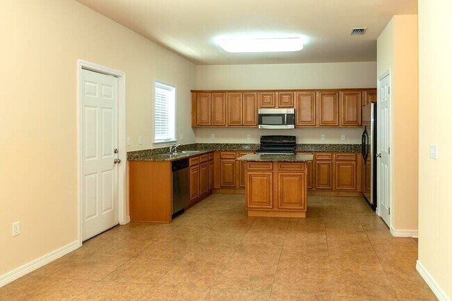 Building Photo - "Spacious 3-Bedroom Townhouse with 2.5 Baths in Prime Fort Walton Beach Location!"