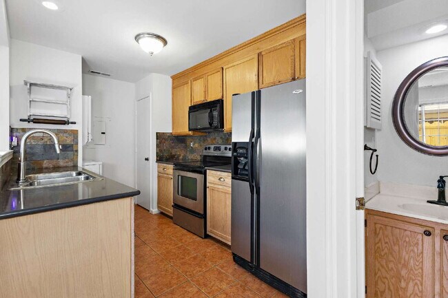 Building Photo - Updated condo-Brenneman Farms