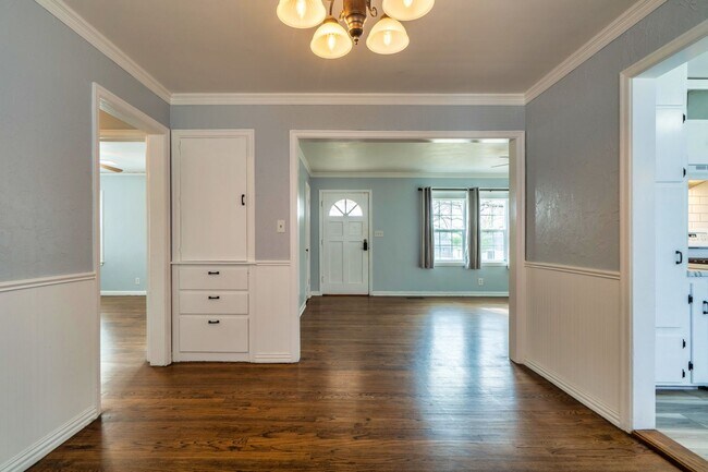Building Photo - Adorable move in ready bungalow.