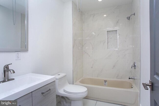 Building Photo - 5844 Fernwood St