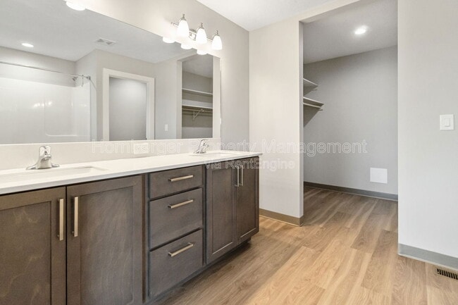 Building Photo - 1305 N Coach Dr