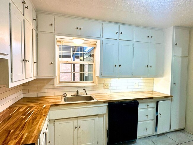 Building Photo - Charming 3/1 for Summer 2025 PreLease!