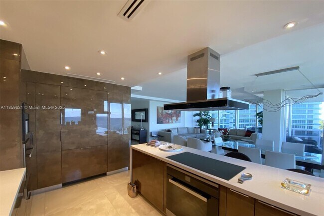Building Photo - 10275 Collins Ave