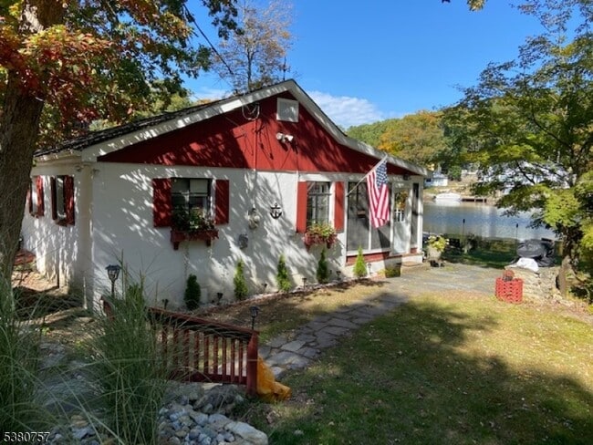 Primary Photo - 125 N Shore Rd