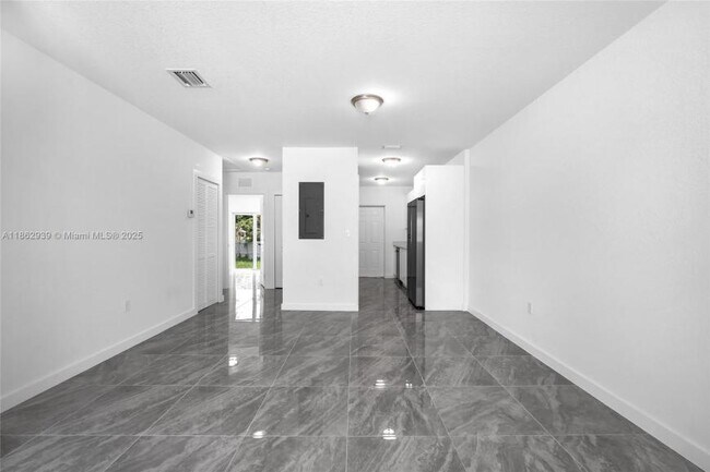 Building Photo - 3 bedroom in Miami FL 33142