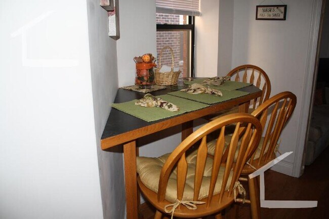 Building Photo - 3Br/1Bth apartment in Boston! Great location! Laundry in UNIT!
