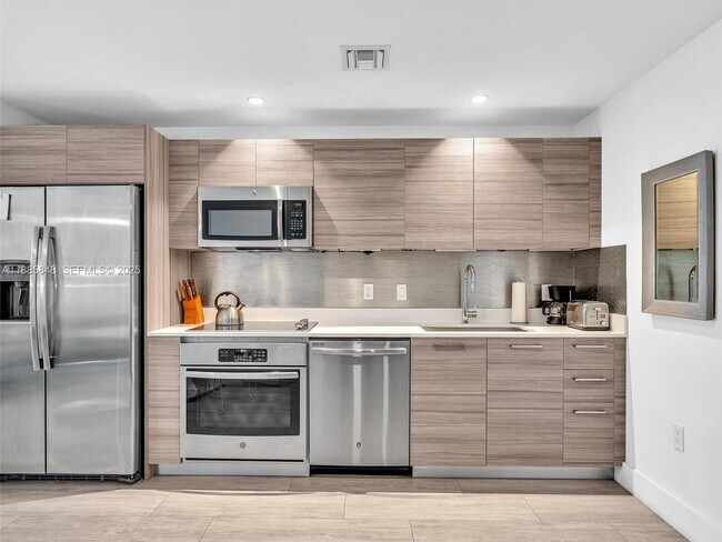 Building Photo - 121 NE 34th St