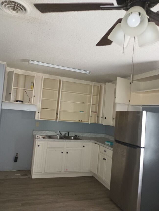 Building Photo - 224 Southlawn Dr