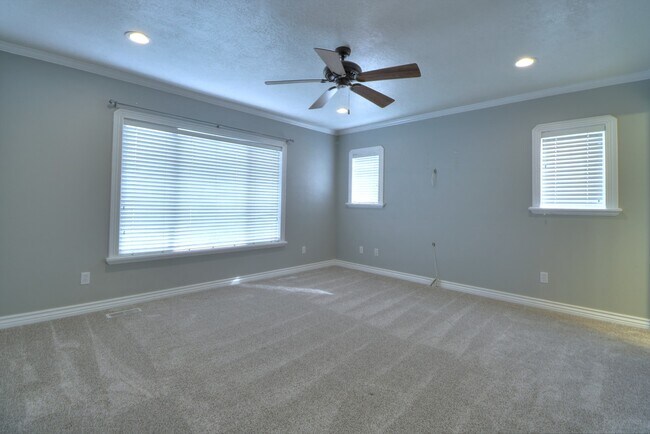 Building Photo - New reduced rent!