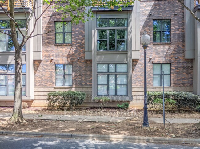 Building Photo - 716 N Davidson St