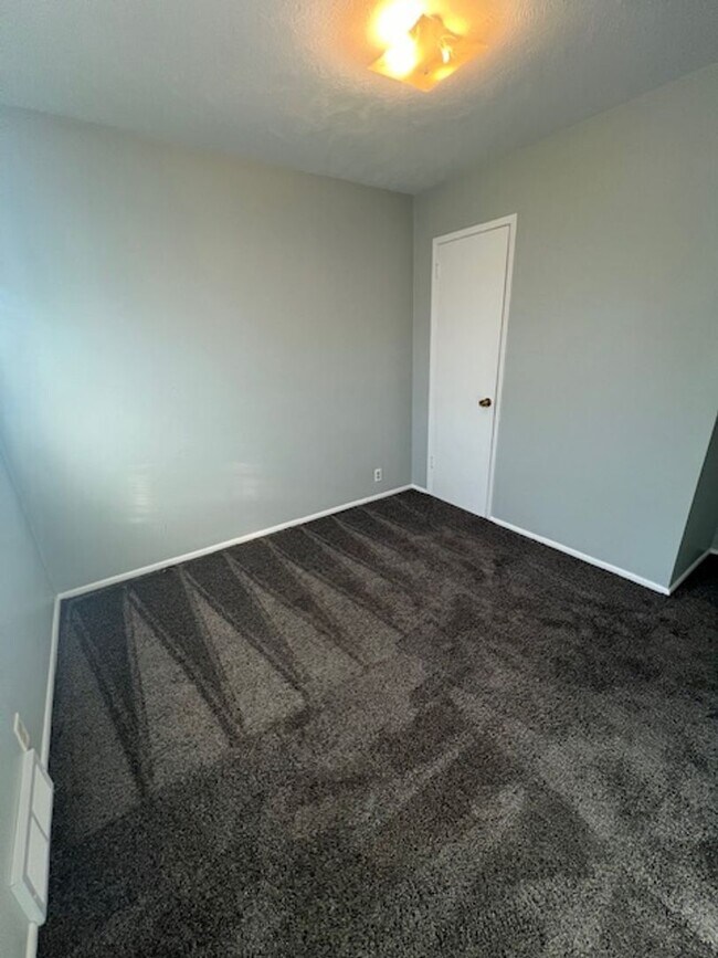 Building Photo - Spacious 4 Bedroom Duplex!!