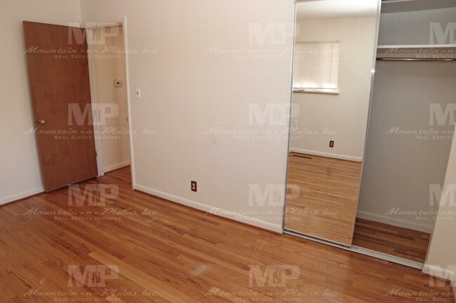 Building Photo - 1215 Lynnwood Dr