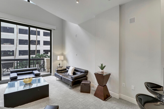 Building Photo - 801 S Olive Ave