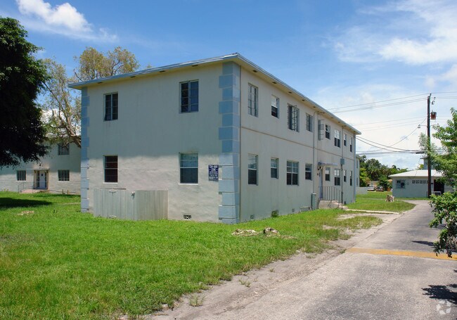 Building Photo - Delux Court Apartments