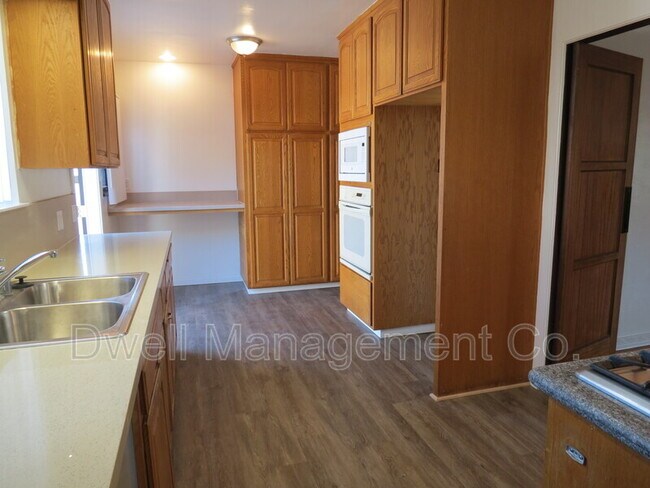 Building Photo - 8458 Golden Ave