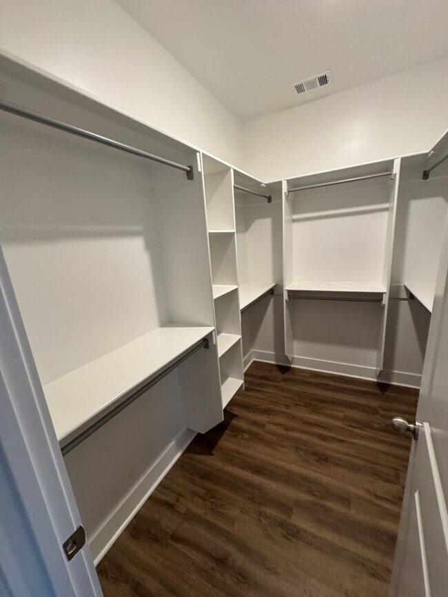 Building Photo - Beautiful 3 Bedroom, 2 Bath Craftsman-Styl...